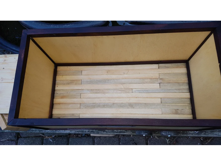 Leeres Holzgehäuse mit Boden