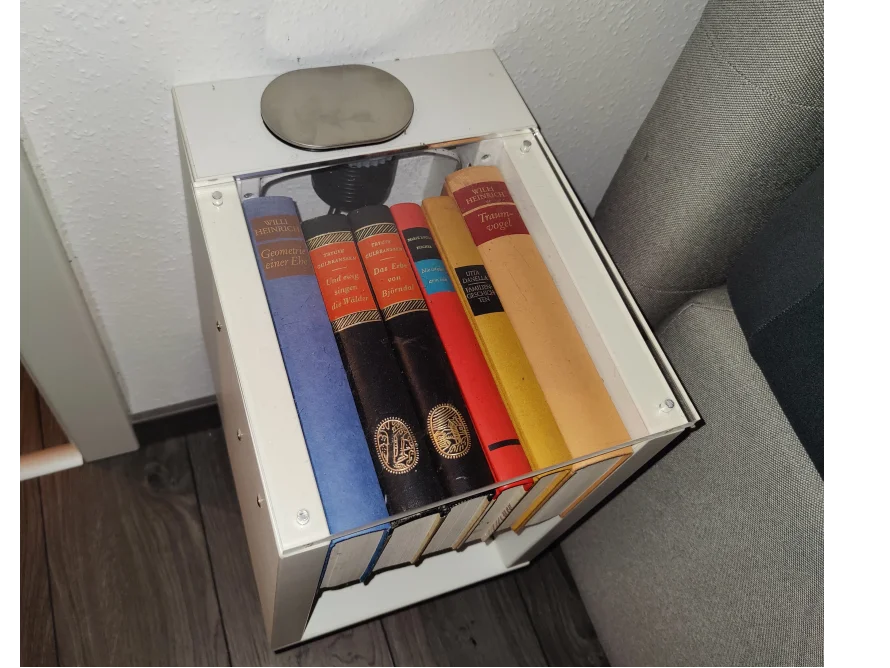 Ein weißes Bücherregal mit einigen Büchern darin