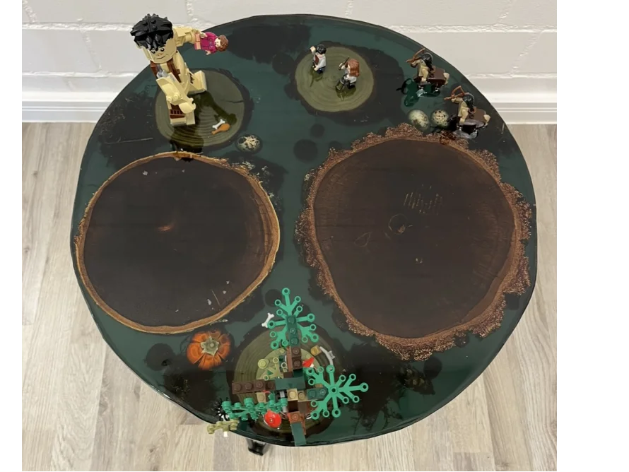 Runder Tisch mit Figuren und Bäumen