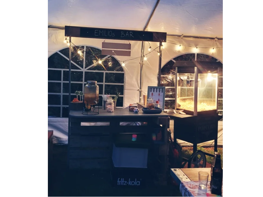 Eine beleuchtete Bar mit Popcornmaschine