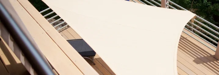 Sonnensegel auf einer Holzterrasse