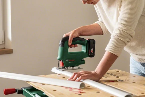 Person sägt mit Stichsäge