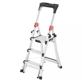 Eine silberne Trittleiter mit vier Stufen und Ablagefach.