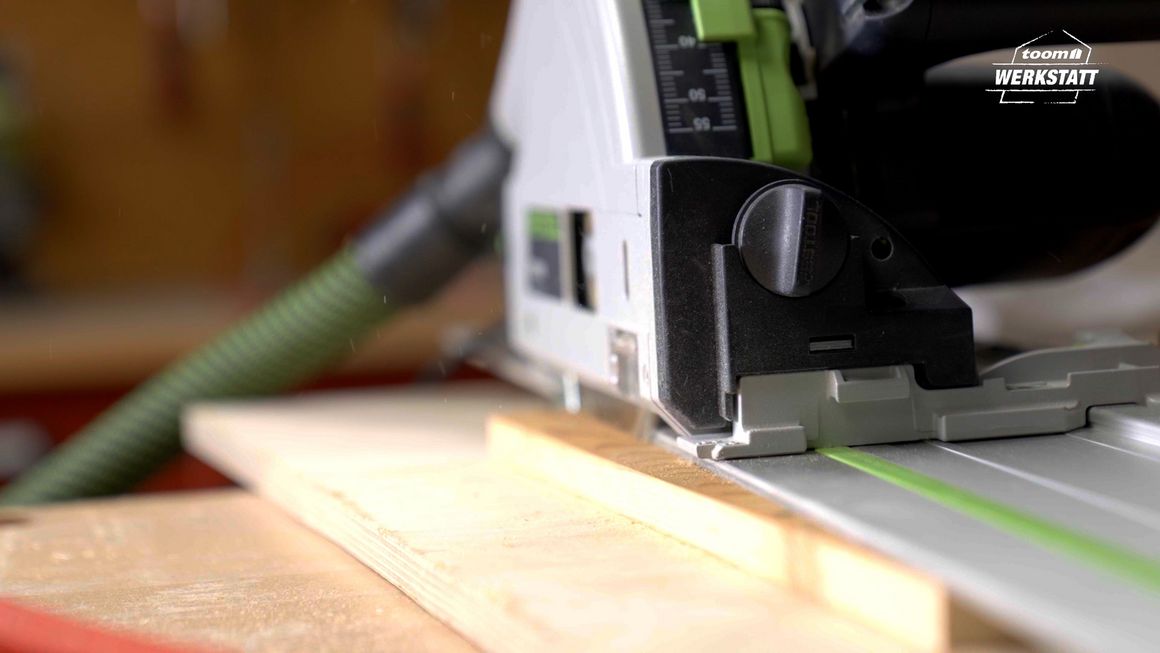 Handkreissäge schneidet Holz