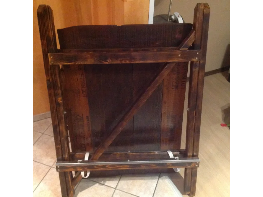 Rückseite eines zusammengeklappten Tisches aus Holz