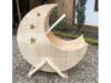 Mondförmiges Babybett aus Holz