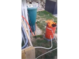 Feuer brennt in einem Fass