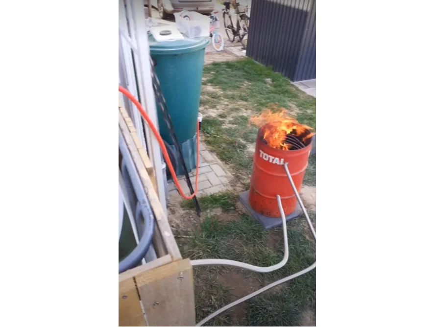 Feuer brennt in einem Fass