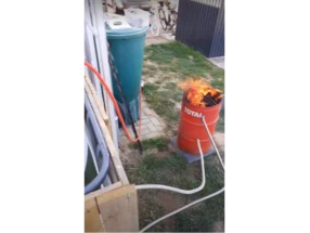 Feuer brennt in einem Fass