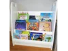 Weißes Bücherregal für Kinder mit Büchern