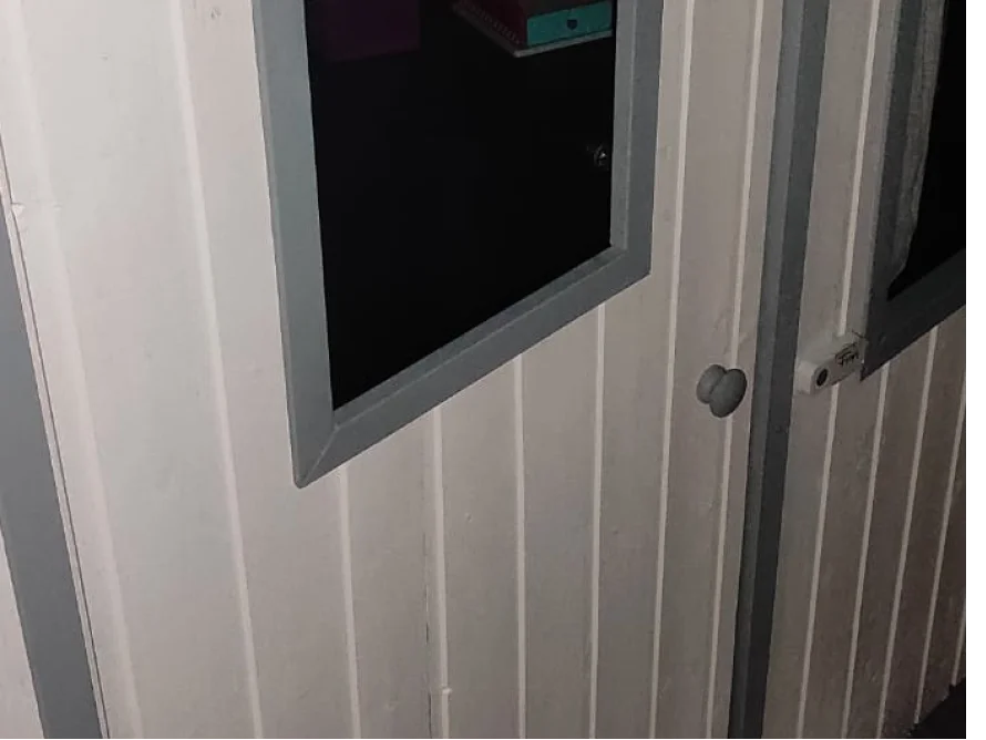 Gartenhauswand weiß grau