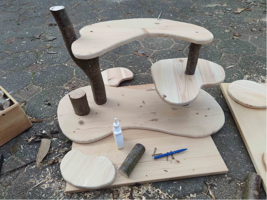 Unfertiges Baumhaus aus Holz mit Leimflasche