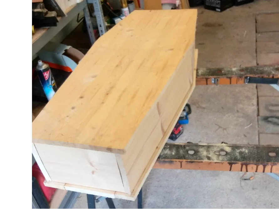 Sargförmiger Holzkasten