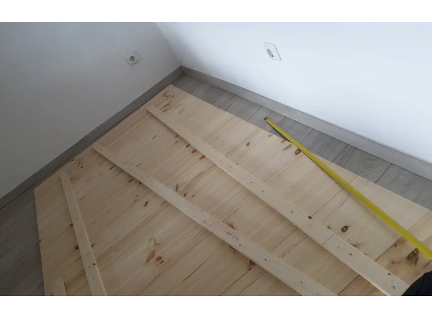 Holzrahmen auf dem Boden, Zollstock