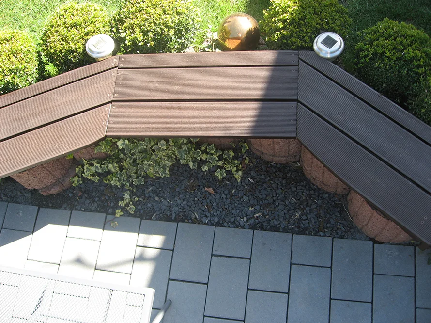 Holzbank aus der Vogelperspektive