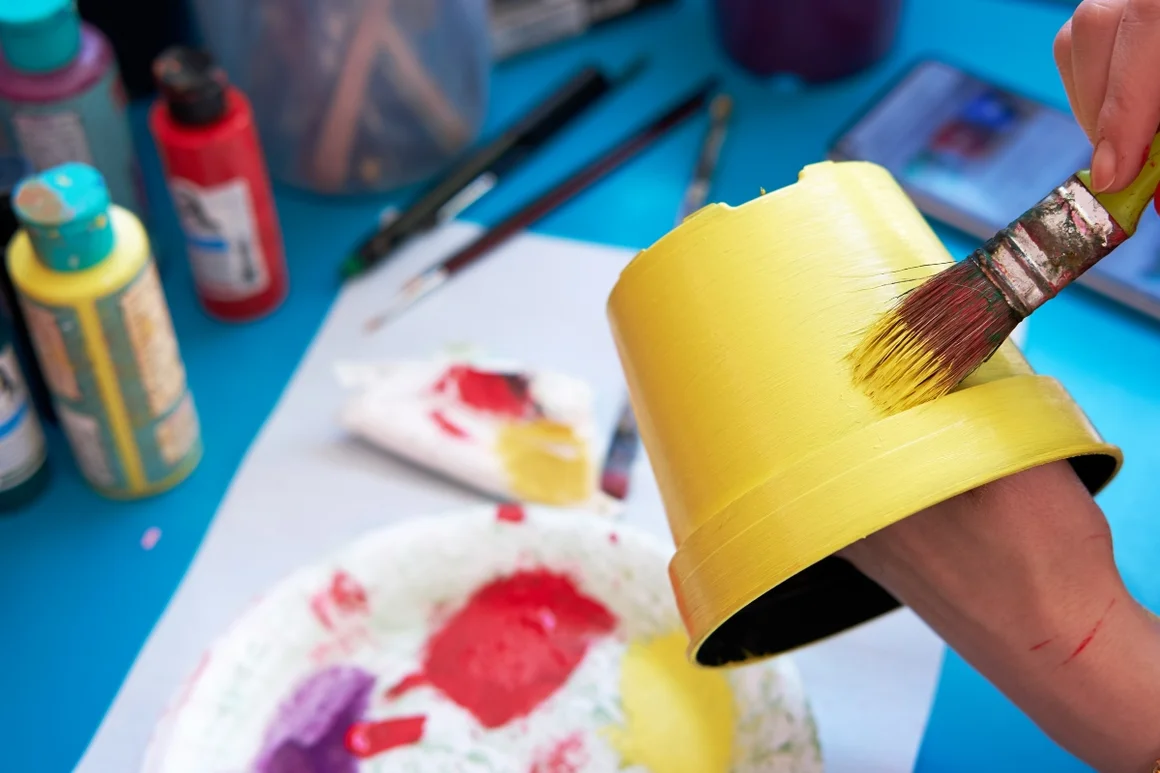 Hand bemalt Blumentopf mit Pinsel gelb