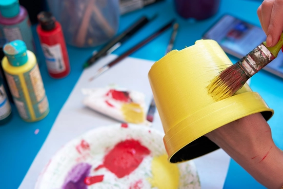 Hand bemalt Blumentopf mit Pinsel gelb