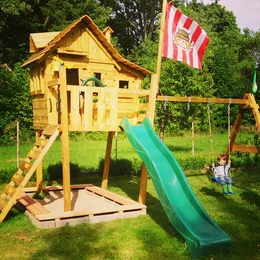 Sandkasten unter Spielhaus