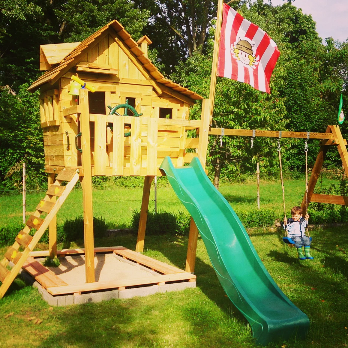 Sandkasten unter Spielhaus