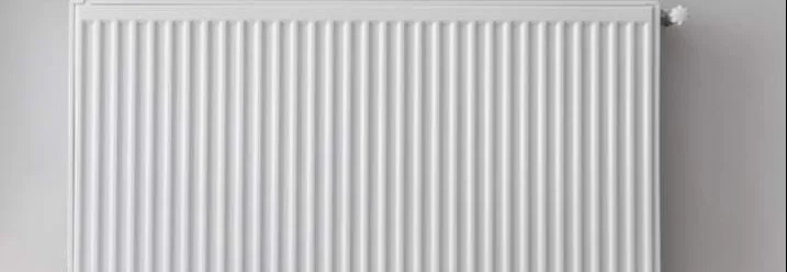 Weißer Heizkörper an einer Wand