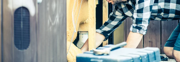 Person baut einen Whirlpool auf