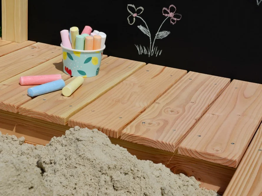 Holzrahmen mit Kreide und Sand