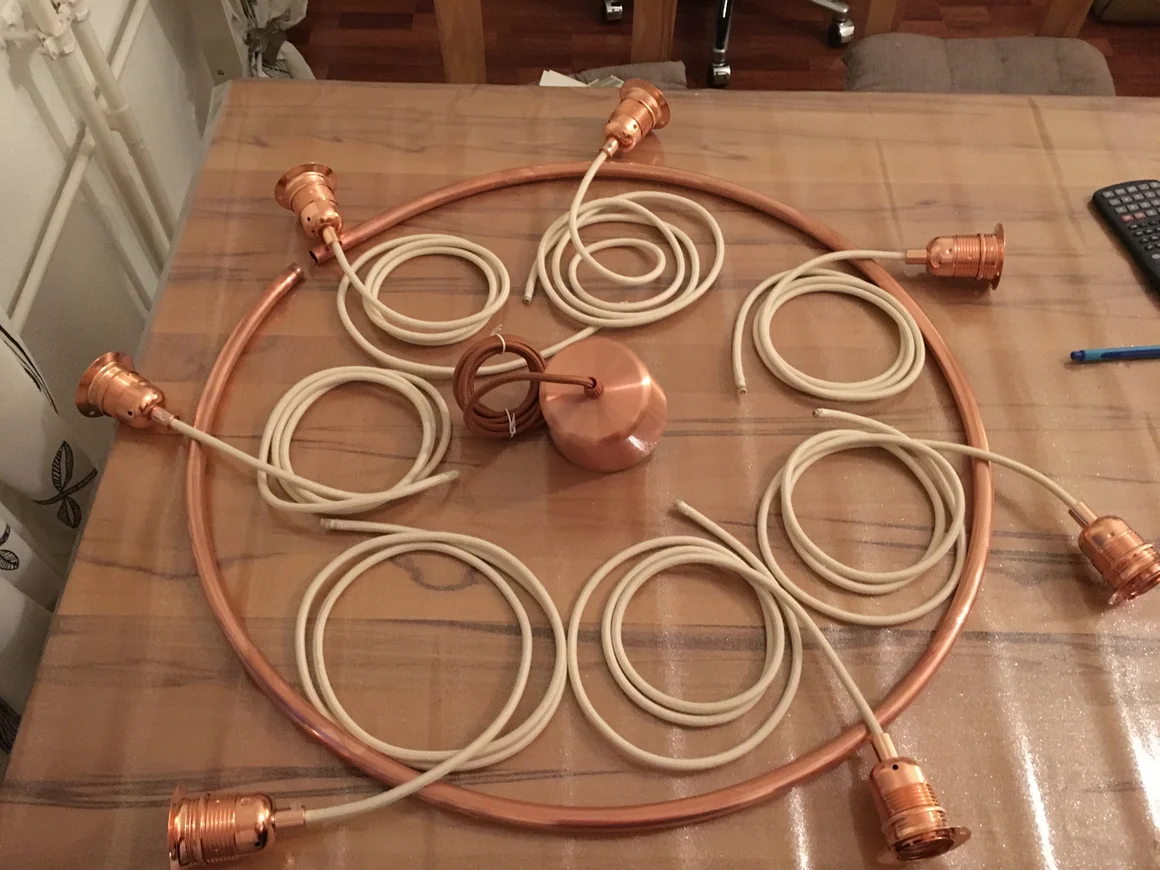 Kupferner Lampenrahmen mit Kabeln