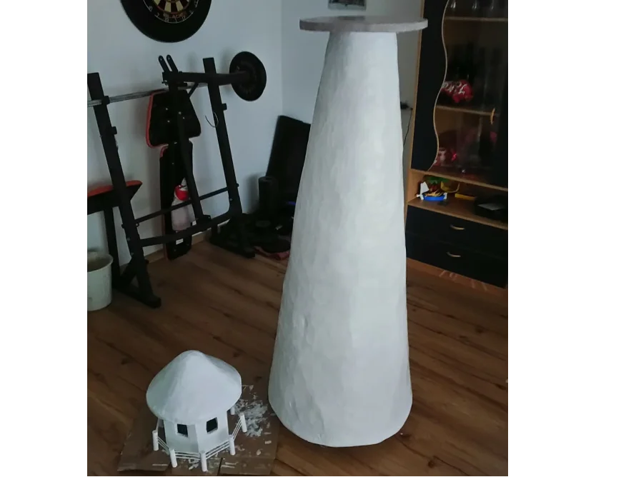 Rohbau eines Leuchtturms aus Pappmaché