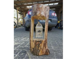 Baumstamm mit Laterne