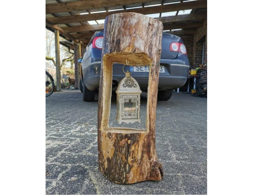 Baumstamm mit Laterne