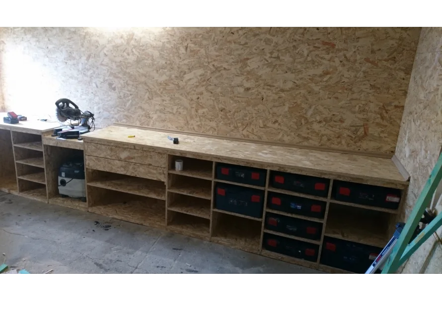 Werkbank mit Säge und Werkzeugkisten