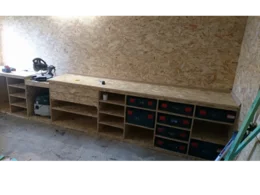 Werkbank mit Säge und Werkzeugkisten