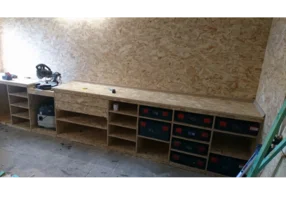 Werkbank mit Säge und Werkzeugkisten