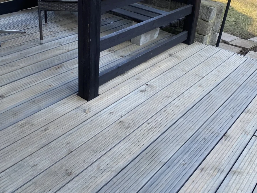 Holzterrasse mit sichtbarer Holzmaserung