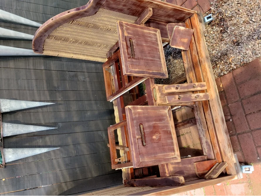 Gartenbank aus Holz mit geflochtener Rückenlehne