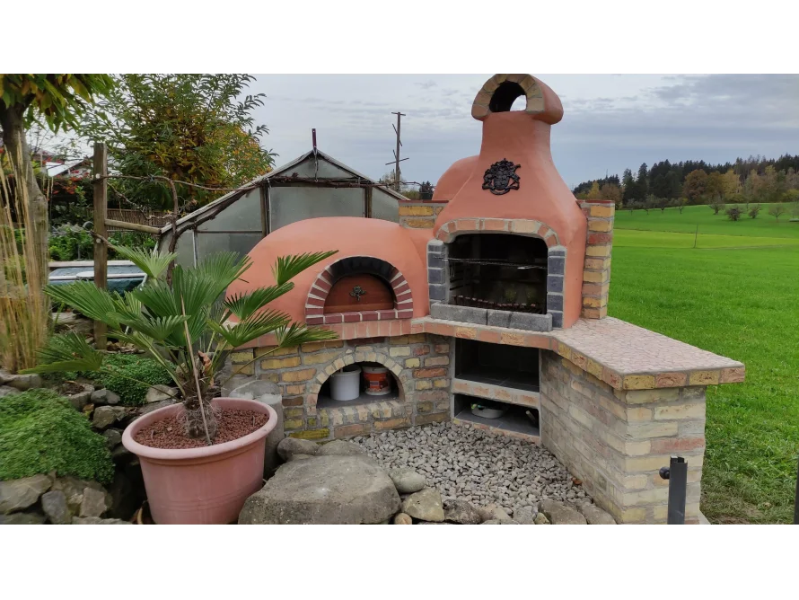 Außenküche aus Stein mit Pizzaofen