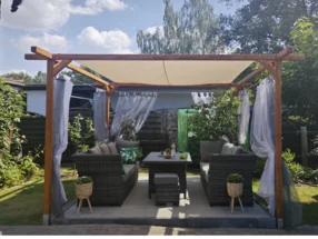 Überdachte Sitzecke im Garten