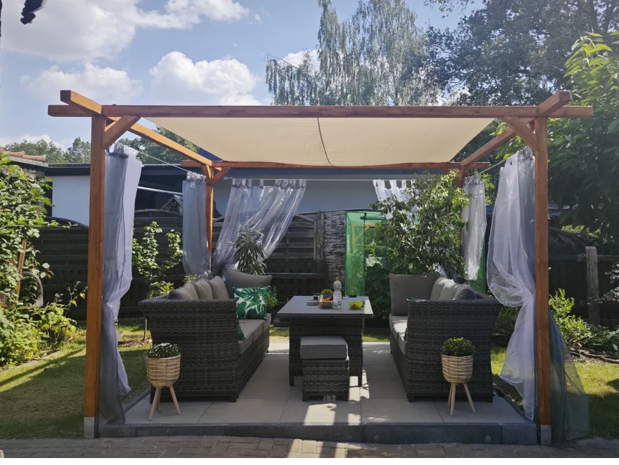 Überdachte Sitzecke im Garten