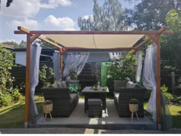 Überdachte Sitzecke im Garten