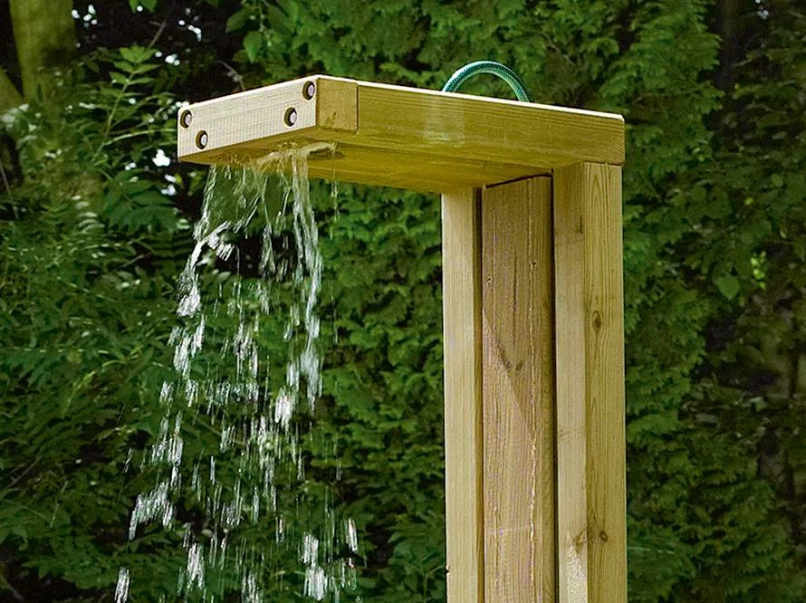Holzdusche im Garten