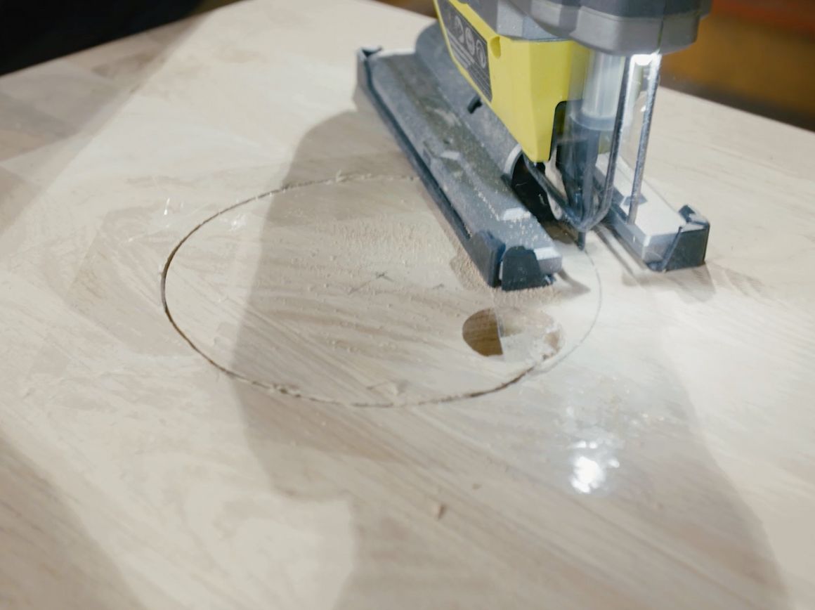 Stichsäge schneidet Kreis in Holz