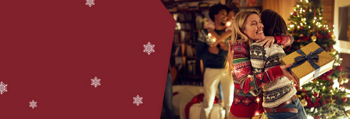 Zwei Frauen umarmen sich mit Geschenk