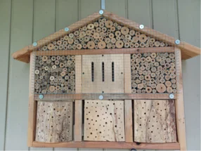 Insektenhotel aus Holz