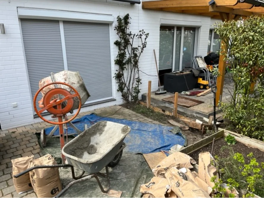 Baustelle im Garten mit Betonmischer