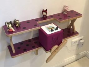 Wandregal in Flugzeugform mit Spielzeug