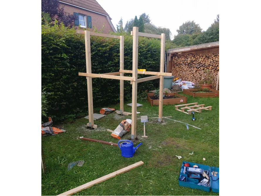 Holzgerüst im Garten