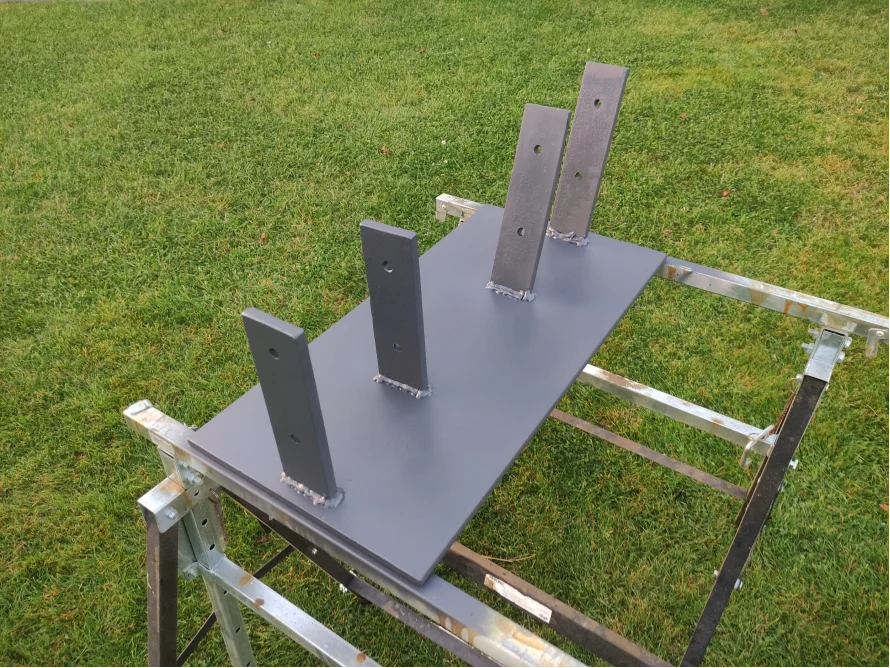 Grau lackierte Metallteile auf einem Bock