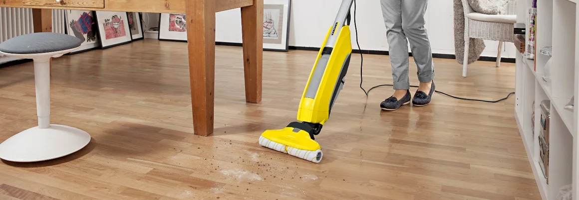 Person reinigt Boden mit einem Bodenreinigungsgerät