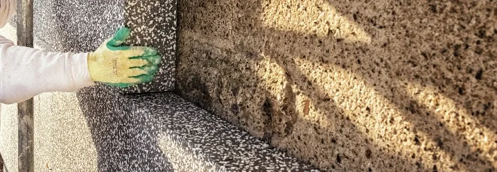 Person beim Anbringen von Dämmstoffplatten