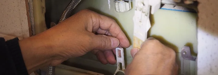 Hände montieren Spülkasten.